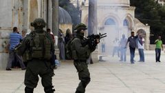 عناصر من سلطة آثار الاحتلال تقتحم الأقصى