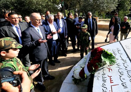 رئيس الوزراء د. رامي الحمد الله يضع اكليلا من الزهور على النصب التذكاري لشهداء الثورة الفلسطينية في بيروت