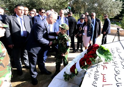 الحمدالله يضع اكليلا من الزهور على نصب شهداء الثورة