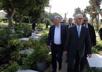 الحمدالله يضع اكليلا من الزهور على نصب شهداء الثورة