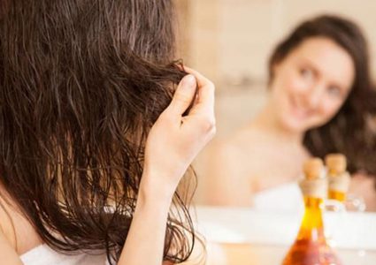 اعتمدي حمام الزيت لعناية مضاعفة بشعرك في الشتاء
