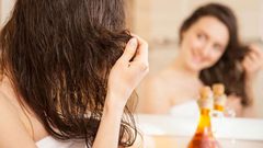 اعتمدي حمام الزيت لعناية مضاعفة بشعرك في الشتاء