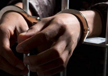 اعتقال شخصين على صلة بانفجار سيارة مفخخة في أيرلندا الشمالية