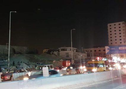 الاحتلال يغلق حاجز قلنديا ويسبب أزمة مرورية خانقة