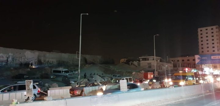 الاحتلال يغلق حاجز قلنديا ويسبب أزمة مرورية خانقة
