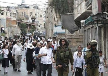 جولة استفزازية للمستوطنين في الخليل القديمة