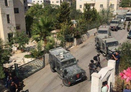 الاحتلال يداهم منزل مواطن من بيت إكسا ويحطم محتوياته