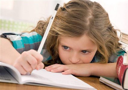 بين التطوير والاحتجاج قرار إلغاء الواجبات يُطرح من جديد