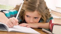 بين التطوير والاحتجاج قرار إلغاء الواجبات يُطرح من جديد