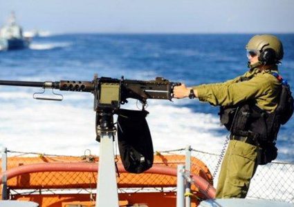 زوارق الاحتلال تستهدف مراكب الصيادين ببحر غزة