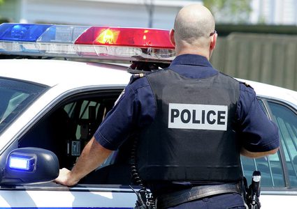 طفلة تبلغ من العمر عامين تسلم نفسها للشرطة