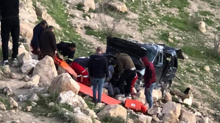 مصرع مواطن وإصابة 6 اخرين بحادث سير بطريق وادي النار