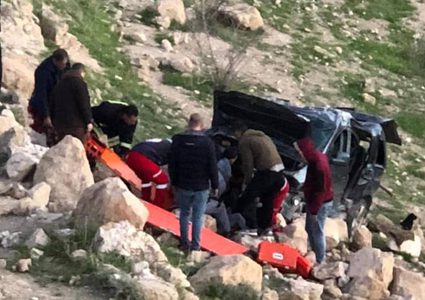 مصرع مواطن وإصابة 6 اخرين بحادث سير بطريق وادي النار