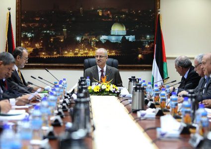 الحكومة تطالب المجتمع الدولي بتحمل مسؤولياته تجاه الأسرى