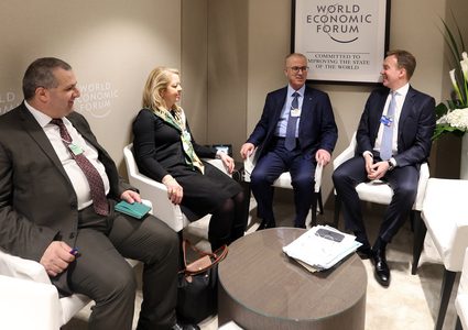 الحمد الله يلتقي رئيس المنتدى الاقتصادي العالمي