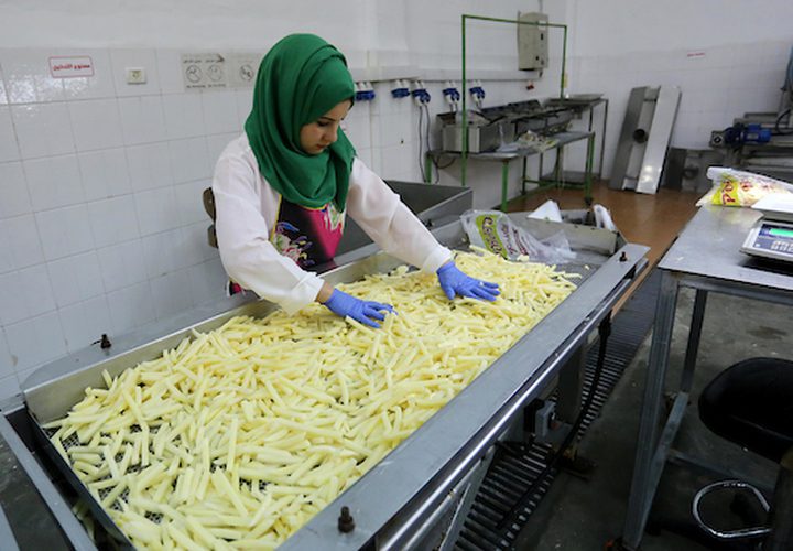عاملات فلسطينيات يعملن في مصنع رقائق البطاطس المجمدة ، في بيت حانون في شمال قطاع غزة ، في 22 يناير ، 2019. تم غسل البطاطا وتقشيرها ويتم فحصها للتأكد من كدماتها وتلفها قبل التعبئة.