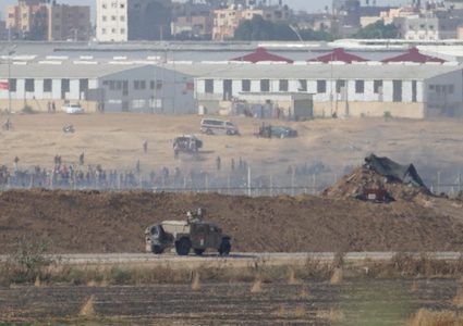 الاحتلال يزعم اصابة احد ضباطه جنوب قطاع غزة