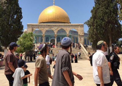 100 مستوطن وطالب تلمودي يقتحمون المسجد الأقصى