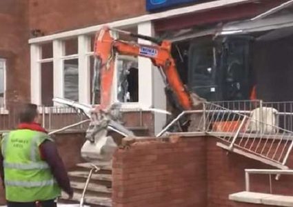 طفح به الكيل.. عامل يحطم فندقا بناه بنفسه!