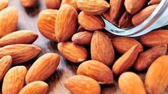 تناول اللوز في الشتاء يساعد على النوم العميق