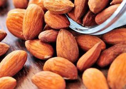 تناول اللوز في الشتاء يساعد على النوم العميق