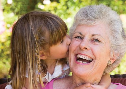 تعرف على السبب العلمي وراء تعلق الأطفال بجداتهم