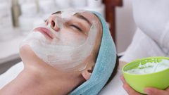 ضعى النشا على وجهك لمدة 30 دقيقة وانتظري النتيجة