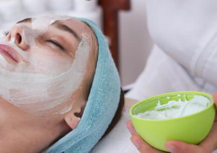 ضعى النشا على وجهك لمدة 30 دقيقة وانتظري النتيجة