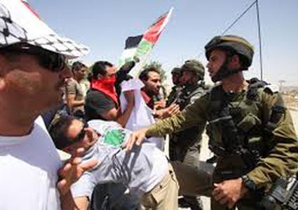 الاحتلال يعتقل مواطنا ومتضامناً في فعالية ضد طريق عنصري