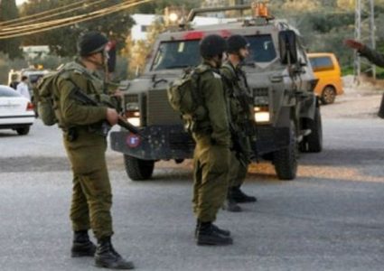 الخليل:الاحتلال يحتجز ثلاثة مواطنين على مدخل بلدة بيت عوا