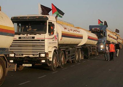 الاحتلال يكشف عدد شاحنات الوقود القطري التي دخلت غزة اليوم