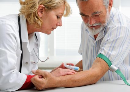 بقطرة دم.. اختبار يكشف "الزهايمر" قبل ظهوره بـ 16 عاما