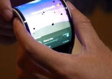 عرض أول هاتف مرن قابل للطي المزدوج