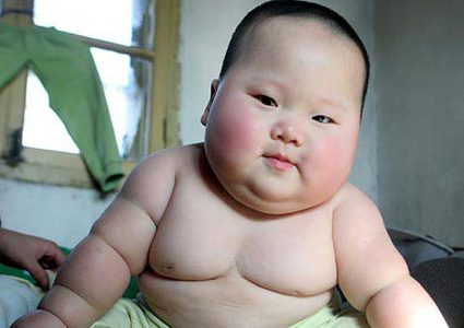 هكذا يُؤثر وزن طفلكِ على تحصيله الدراسي