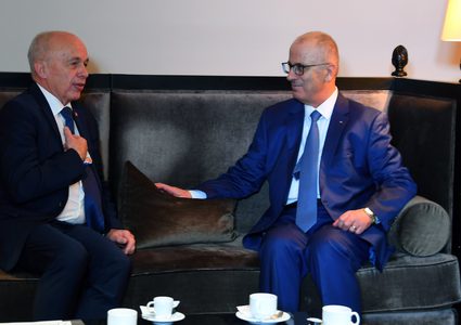 بحث رئيس الوزراء د.رامي الحمدالله طالب الرئيس السويسري بدعم مبادرة الرئيس محمود عباس للسلام