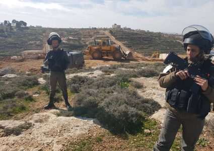 قوات الاحتلال تواصل عمليات تدمير وتجريف أراضي المواطنين