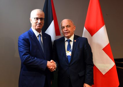 بحث رئيس الوزراء د.رامي الحمدالله مع الرئيس السويسري أولي ماورر تعزيز التعاون، خاصة التعاون الاقتصادي، وذلك من خلال إنشاء لجنة اقتصادية مشتركة.