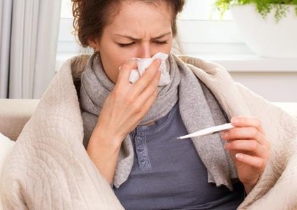 عادة خاطئة نتبعها أثناء نزلات البرد تزيد من حالتنا سوءاً