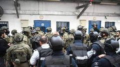 الاحتلال اعتدى على أسرى عوفر بالكلاب والغاز وأصاب 150 أسيرا