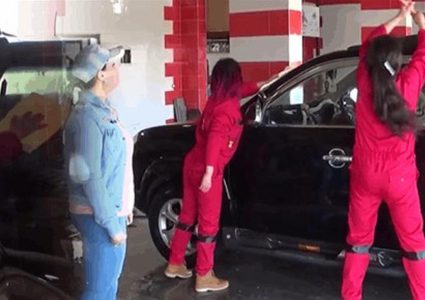 لأول مرة في سوريا.. مغسل سيارات للنساء فقط