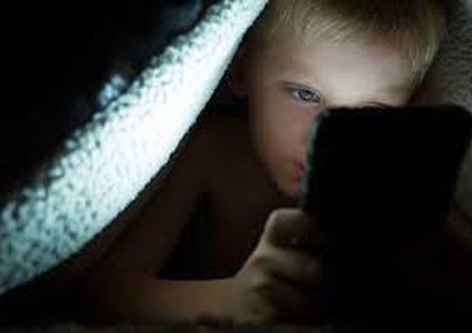 كيف تؤثر الاجهزة الذكية على نوم الأطفال