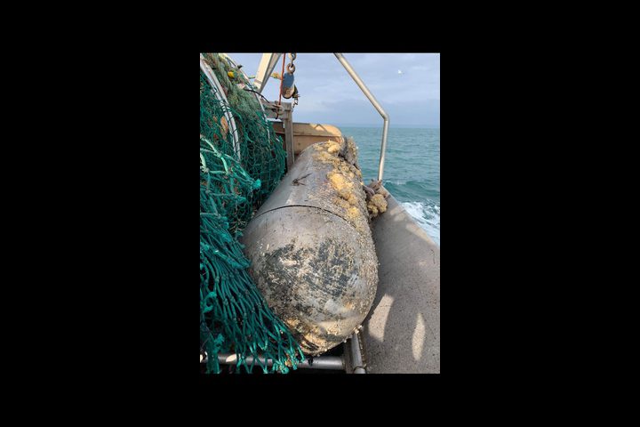 رجل يصطاد جسما غريبا ويسأل رواد الإنترنت عن ماهيته