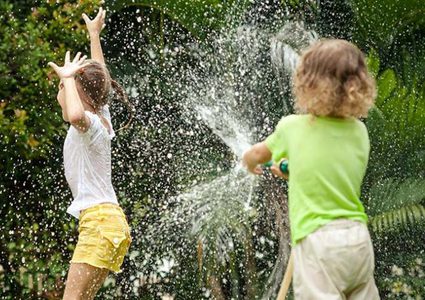 لهذه الاسباب شجّعي طفلك على اللعب بالماء!