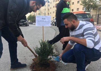 “شجرة لكل حفرة”.. مبادرة شبابية في رام الله