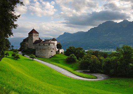 أغنى دول أوروبا لا تمتلك مطارًا أو قطارات!