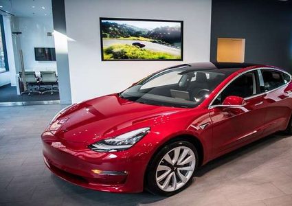 "تسلا" تقدم سيارة "موديل 3" مجانا لمن يخترقها!