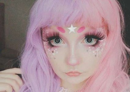 شاهد كيف تحولت فتاة بريطانية إلى "دمية"!