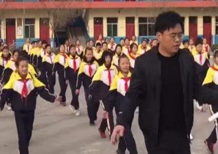 الصين.. مدير مدرسة يتحول إلى مدرب رقص للطابور الصباحي!