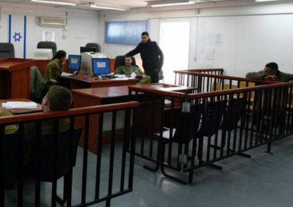محامو الأسرى يُعلقون العمل بـ "محكمة عوفر" العسكرية