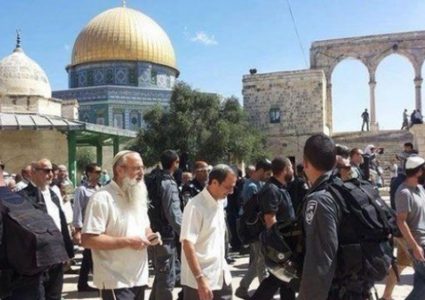 مستوطنون بحماية قوات الاحتلال يقتحمون المسجد الاقصى